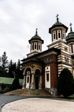 SINAIA, ROMANIA - SEPTEMBER 02, 2022: Sinaia Manastırı 1695 yılında Prens Mihail Cantacuzino tarafından kuruldu ve adını Mısır 'daki Sina Dağı' ndaki büyük Aziz Catherine Manastırı 'ndan aldı..