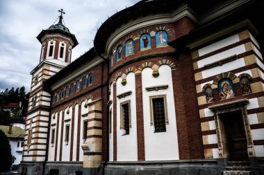 Sinaia Manastırı Prens Mihail Cantacuzino tarafından 1695 yılında kuruldu ve adını Mısır 'daki Sina Dağı' ndaki büyük Aziz Catherine Manastırı 'ndan aldı. Romanya.