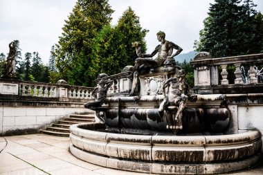 SINAIA, ROMANIA - 02 Eylül 2022: Yağmurlu bir günde Peles kalesi.