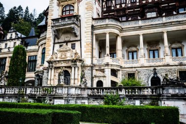 SINAIA, ROMANIA - 02 Eylül 2022: Yağmurlu bir günde Peles kalesi.