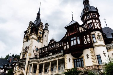 Yağmurlu bir günde Peles Kalesi. Sinaia, Romanya.