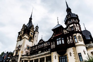 Yağmurlu bir günde Peles Kalesi. Sinaia, Romanya.