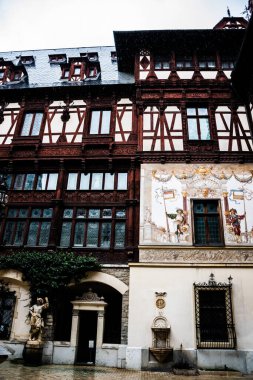 SINAIA, ROMANIA - 02 Eylül 2022: Yağmurlu bir günde Peles kalesi.