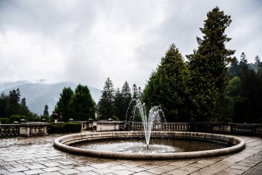 Yağmurlu bir günde Peles Kalesi Bahçesi. Sinaia, Romanya.