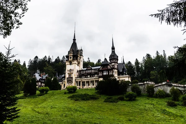 Castelo Peles Num Dia Chuvoso Sinaia Roménia — Fotografia de Stock