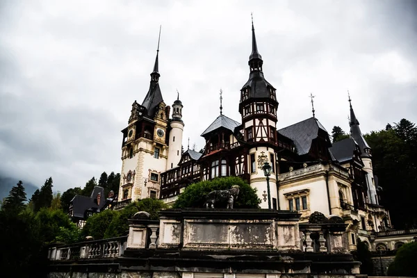 Castelo Peles Num Dia Chuvoso Sinaia Roménia — Fotografia de Stock