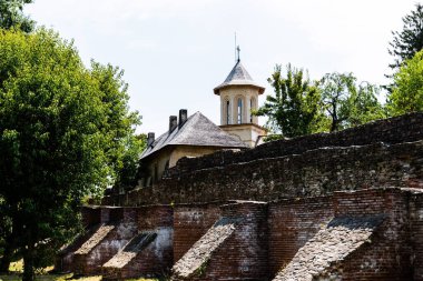 Romanya 'nın en eski mimari eserleri arasında yer alan Aziz Cuma Kilisesi veya küçük prens kilisesi veya St. Parascheva Kraliyet Sarayı' nın duvarlarıyla çevrili. Targoviste.