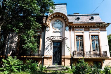 Güzel mimarisi olan terk edilmiş bir ev..