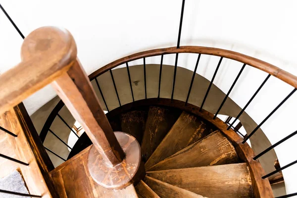 Escadaria Espiral Madeira Com Parede Branca Vista Superior — Fotografia de Stock