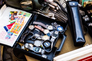 BUCHAREST, ROMANIA - 27 Mart 2022 Satılık eski eşyalar, kol saatleri, sakız ambalajları, çatal bıçaklar ve diğer şeyler.