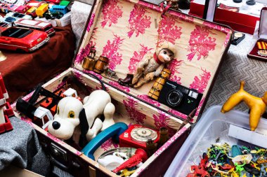 BUCHAREST, ROMANIA - 27 Mart 2022 Satılık eski eşyalar, farklı oyuncaklar ve tekerlekli telefonlar.