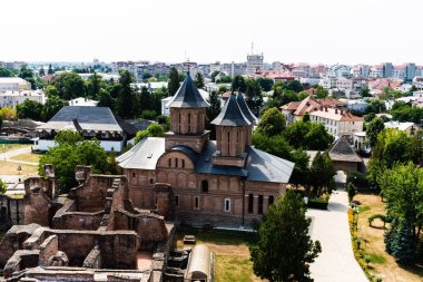 TARGOVSTE, ROMANIA - 29 Temmuz 2022: Targoviste Kraliyet Sarayı 'nın havadan görünüşü ve Chindia Kulesi' nden görülen şehir manzarası.