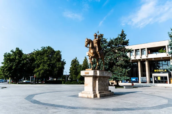 Targoviste Rumunia Lipiec 2022 Posąg Michała Odważnego Nim Dom Kultury — Zdjęcie stockowe