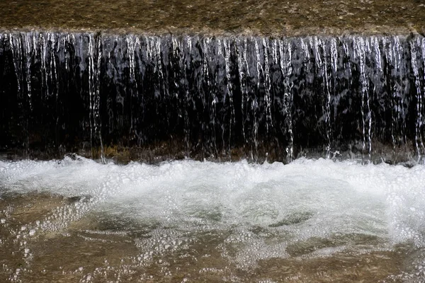 Kleiner Wasserfall Mit Fließendem Wasser Spritzern Und Tropfen — Stockfoto