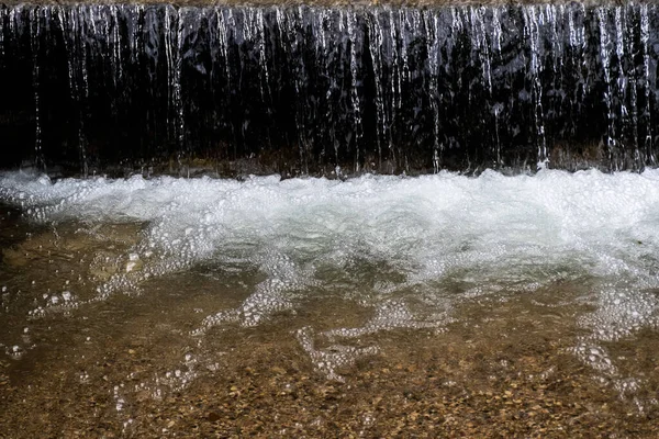 Маленький Водопад Текущей Водой Брызги Капли — стоковое фото