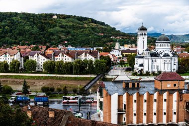 SIGHISOARA, ROMANIA - 22 Eylül 2022: Kutsal Üçleme Kilisesi 'nin ve Sighisoara Kalesi' nden görülen şehrin havadan görünüşü.