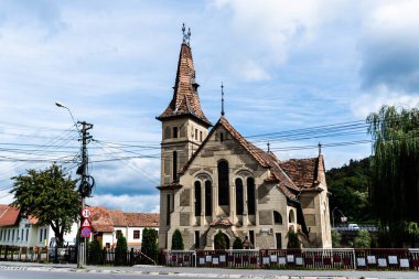 SIGHISOARA, ROMANIA - 22 Eylül 2022: Gheorghe Lazar Caddesi 'ndeki Reform Kilisesi.