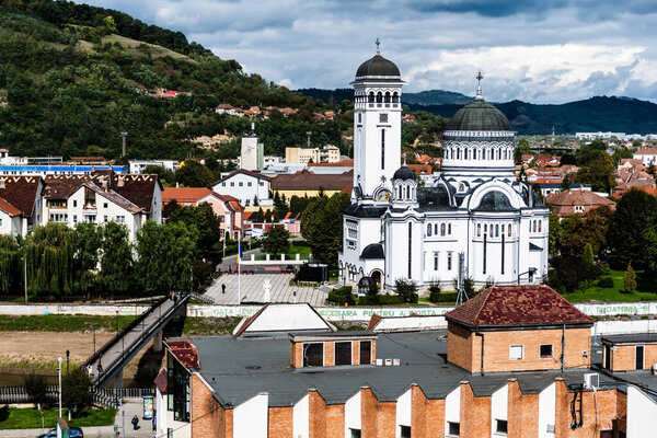 СИГИСОАРА, Румыния - 22 СЕНТЯБРЯ 2022: Вид с воздуха на церковь Святой Троицы и город с Сигишоарской цитадели.