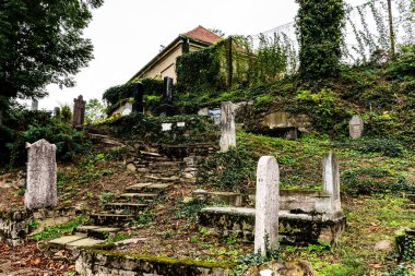 SIGHISOARA, ROMANIA - 23 Eylül 2022: Tepedeki Kilise Evanjelik Mezarlığı.