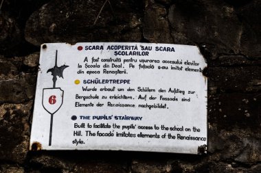 SIGHISOARA, ROMANIA - 23 Eylül 2022: 1642 'de inşa edilen merdiven Sighisoara ortaçağ kalesinin en popüler turistik merkezlerinden biridir..