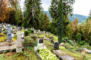 SIGHISOARA, ROMANIA - 23 Eylül 2022: Tepedeki Kilise Evanjelik Mezarlığı.