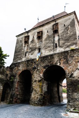 SIGHISOARA, ROMANIA - 23 Eylül 2022: Terzi Kulesi veya Arka Kapı 'nın Büyük Kulesi, 13.-14. yüzyıllarda inşa edilmiştir..