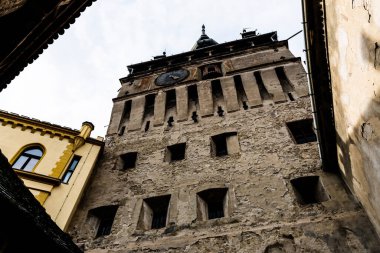 SIGHISOARA, ROMANIA - 23 Eylül 2022: Saat Kulesi, Sighisoara 'nın sembolü.