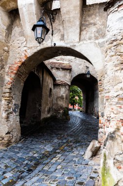 Saat Kulesi 'nin altındaki geçit. Sighisoara, Romanya.