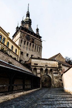 Saat Kulesi Geçidi ya da Yaşlı Kadınlar Geçidi. Sighisoara, Romanya.