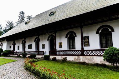 SINAIA, ROMANIA - EYLÜL 02, 2022 Sinaia Manastırı Avlusu.