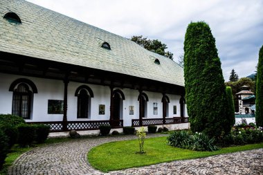 SINAIA, ROMANIA - EYLÜL 02, 2022 Sinaia Manastırı Avlusu.
