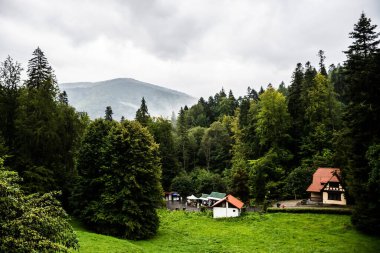 Hediyelik eşya dükkanları ve Karpat Dağları 'nın manzarası. Peles Kalesi, Sinaia, Romanya.