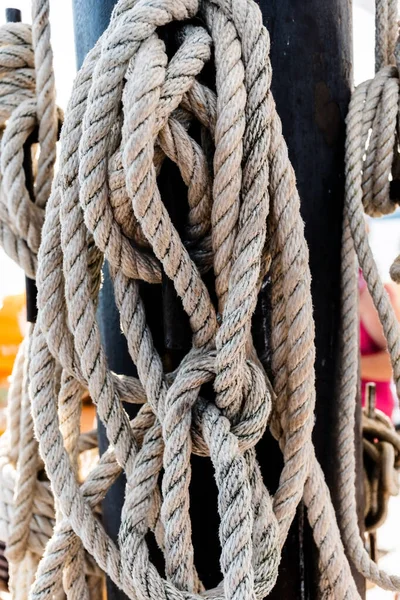 Близько Човнових Мотузок Плетений Мотузковий Купол — стокове фото