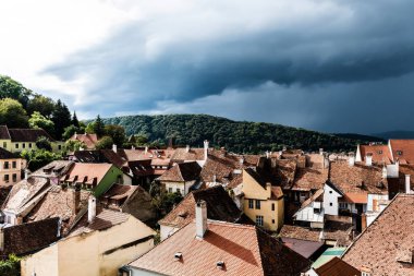Yağmurlu bir günde saat kulesinden görülen Sighisoara kasabasının hava manzarası. Sighisoara, Romanya.