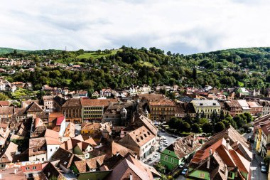 SIGHISOARA, ROMANIA - 23 Eylül 2022: Saat Kulesi 'nden Sighisoara kasabasının havadan görünüşü.