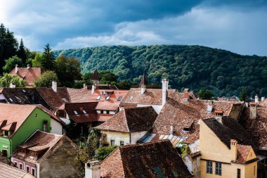 Yağmurlu bir günde saat kulesinden görülen Sighisoara kasabasının hava manzarası. Sighisoara, Romanya.