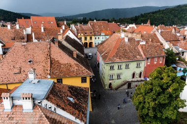 SIGHISOARA, ROMANIA - 23 Eylül 2022: Yağmurlu bir günde Saat Kulesi 'nden Sighisoara kasabasının havadan görünüşü.