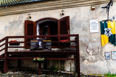 SIGHISOARA, ROMANIA - 23 Eylül 2022: Demirci Kulesi, 1631 yılında eski Berber Kulesi 'nin temelleri üzerine inşa edildi.