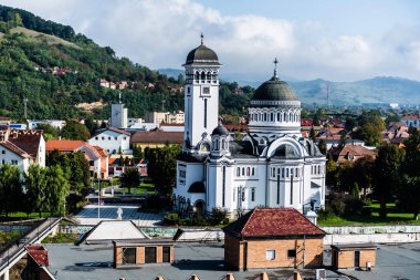 SIGHISOARA, ROMANIA - 24 Eylül 2022: Kutsal Üçlemeci Kilisesi 'nin ve Sighisoara Kalesi' nden görülen şehrin havadan görünüşü.