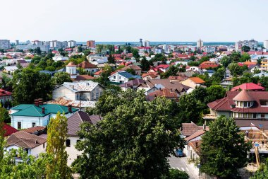 TARGOVSTE, ROMANIA - 29 Temmuz 2022: Çin Kulesi 'nden görülen Targoviste kasabasının havadan görünüşü.