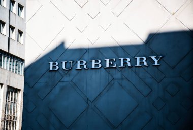 BÜKREŞ, ROMANIA - 19 Mart 2023: Burberry, İngiliz lüks moda evi..