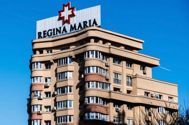 BUCHAREST, ROMANIA - 19 Mart 2023: Regina Maria Zafer Meydanı 'ndaki bir binanın logosu.