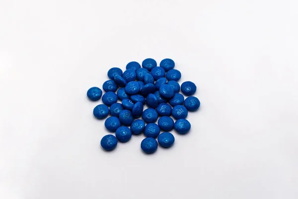 伯明翰 罗马尼亚 2023年1月6日 蓝色巧克力在白色背景下分离 — 图库照片