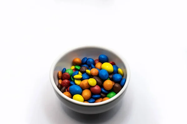 罗曼尼亚 伯明翰 2023年1月6日 在一个白色背景隔离的碗中的彩色巧克力 — 图库照片