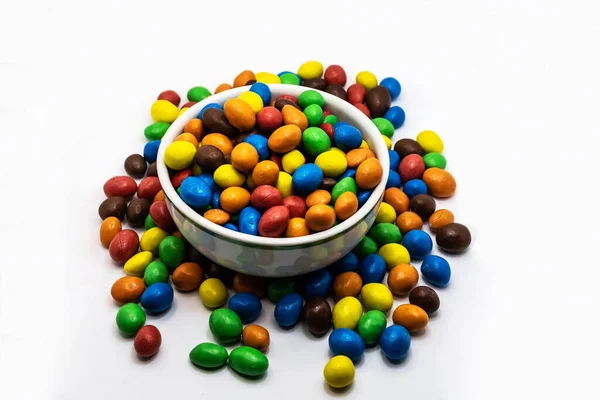 罗曼尼亚 伯明翰 2023年1月6日 在一个白色背景隔离的碗中的彩色巧克力 — 图库照片