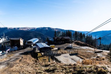 SINAIA, ROMANIA - HAZİRAN 02, 2023: Karpatya dağlarının manzarası ve 1400 den itibaren teleferik.