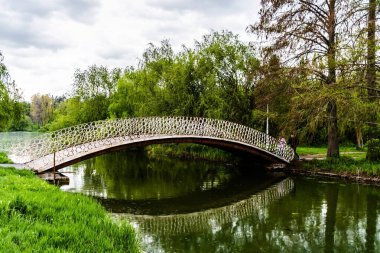 BUCHAREST, ROMANIA - 22 Nisan 2023 Tineretului Parkı, bahar.