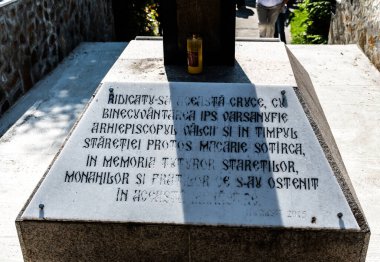 VALCEA, ROMANIA - 10 Haziran 2023: Olt Vadisi 'ndeki Cornet Manastırı.