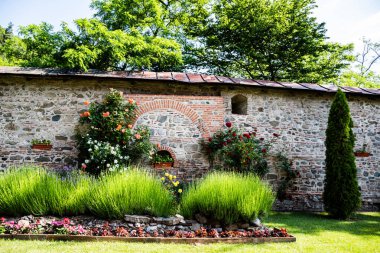 Romanya 'nın Valcea ilindeki Olt Vadisi' ndeki Cornet manastırının farklı çiçeklerine sahip bahçe.