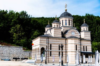 BIHOR, ROMANIA - 10 Haziran 2023 Izbuc Manastırı. Izbuc 'tan yeni duvar manastırı..